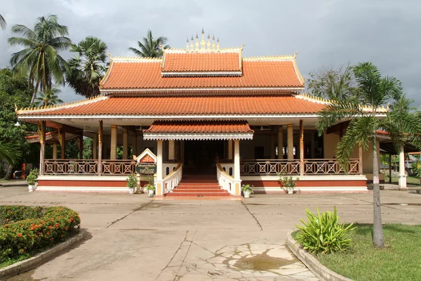Palm trees and buddhist monastery — Stock Photo, Image