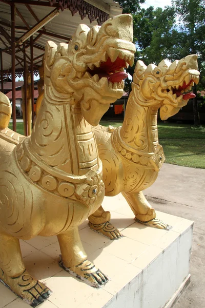 Big golden dragons in buddhist temple — Stock Photo, Image