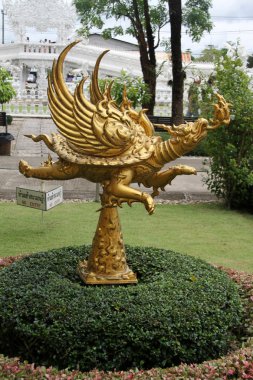 wat rong khun chiang rai yakınındaki heykel