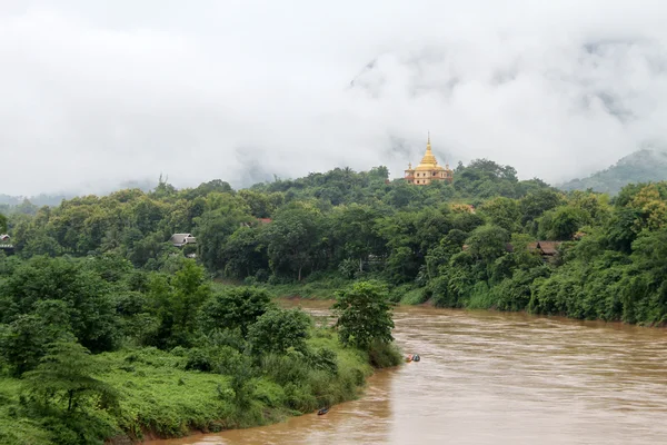Santi cheidy ve nehir — Stok fotoğraf