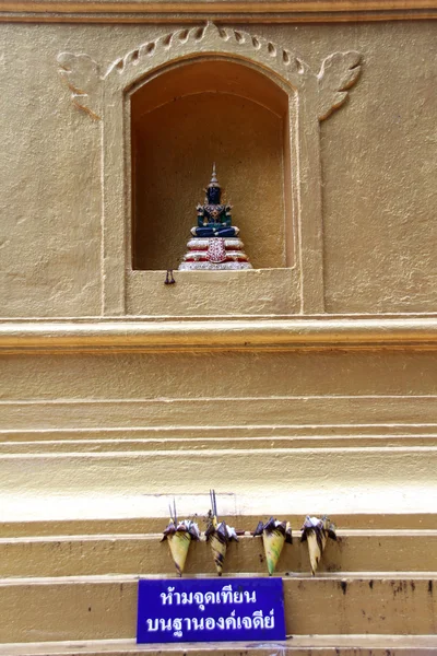 Estupa dourada a nd Buddha — Fotografia de Stock