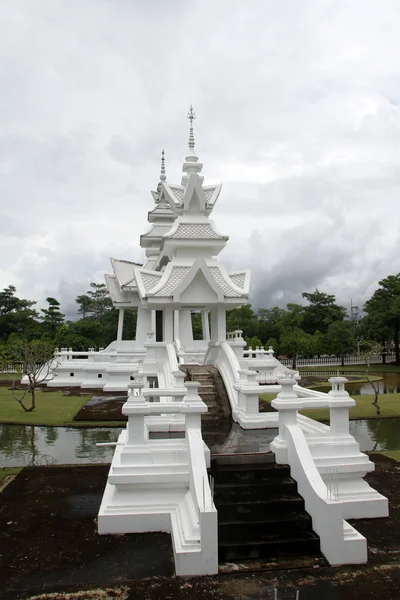 Wat rong khun nära chiang rai — Stockfoto