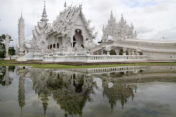 Wat Rong Khun cerca de Chiang Rai —  Fotos de Stock