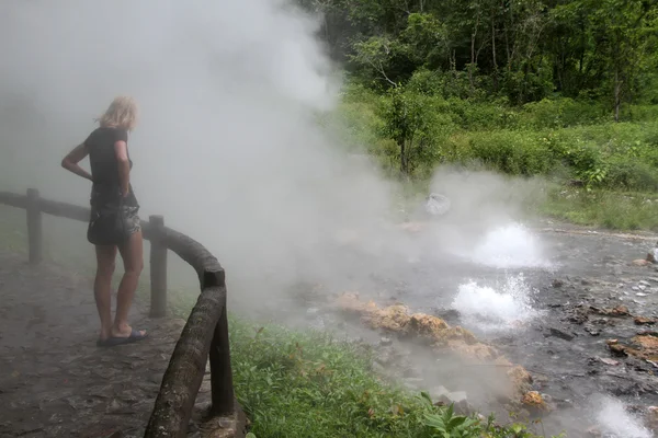Donna e geyser — Foto Stock