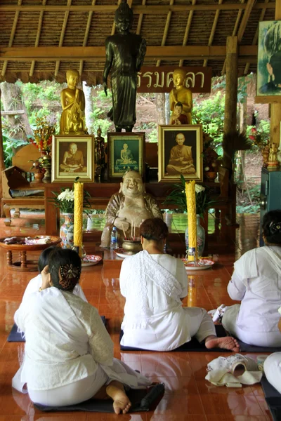 Медитация в деревянном храме — стоковое фото