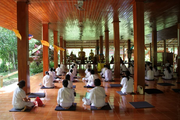 Méditation dans un temple en bois — Photo