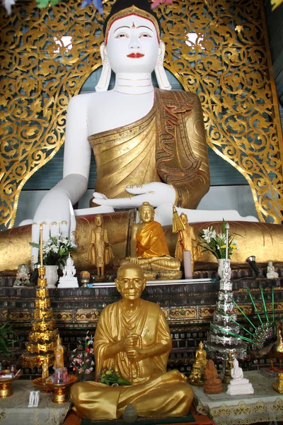 Bílé buddha — Stock fotografie
