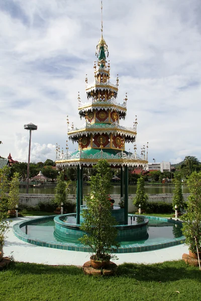 Fontana con monaco statua bianca, Mae Hong Son, Thailandia — Foto Stock