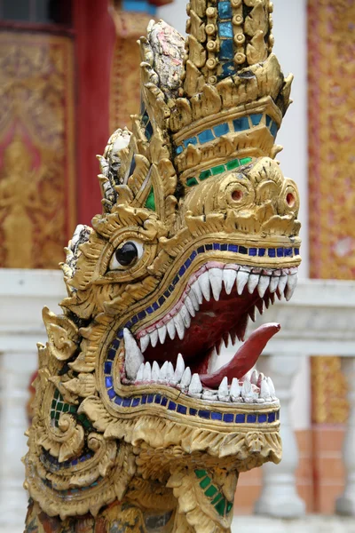 Dragon nära temple — Stockfoto