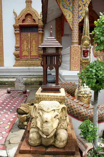Elefante de piedra en WAt Dokaueng en Chiang Mai, Tailandia — Foto de Stock