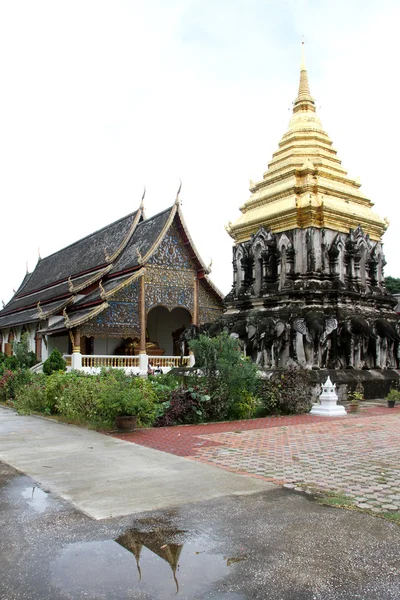 골든 stupa 및 사원 — 스톡 사진