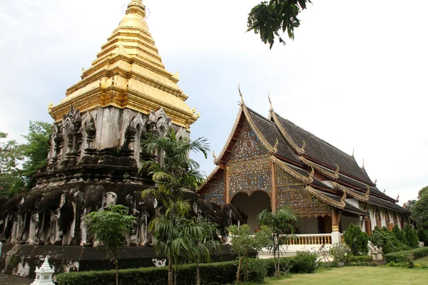 Stupa doré et temple — Photo
