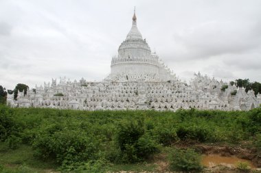 Beyaz stupa mingun içinde