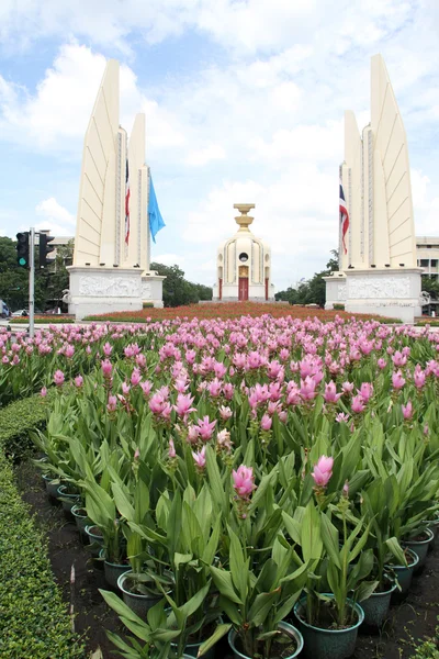 Fleurs et Démocratie monument — Photo