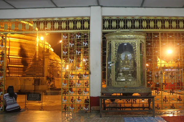 Dentro del templo budista —  Fotos de Stock