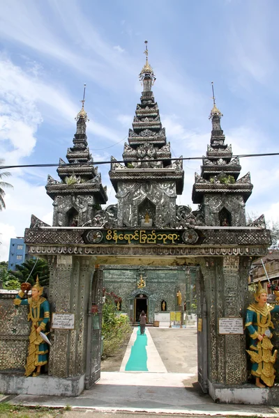 Gate of temple — Stock Photo, Image