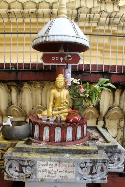 Buddha ve stupa — Stok fotoğraf