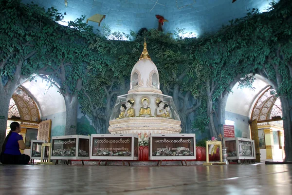 Stúpa uvnitř pagoda — Stock fotografie