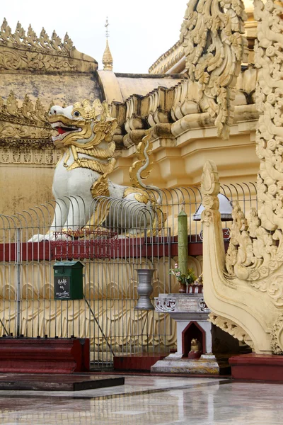 Løve og stupa – stockfoto
