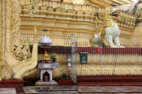 Budda i lew — Zdjęcie stockowe