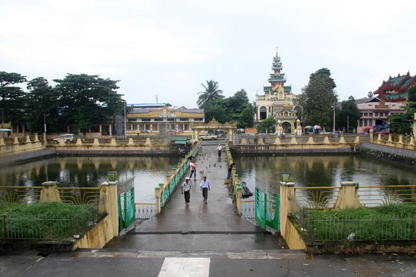 Сакральный пруд возле храма — стоковое фото