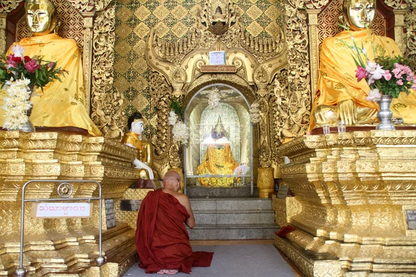 Monk a buddha — Stock fotografie