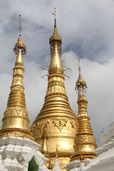 Goldene Stupas — Stockfoto