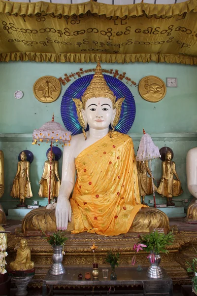 Buddhas und Mauer — Stockfoto