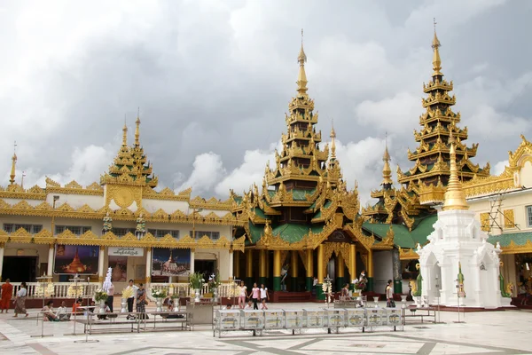 Tempels in de buurt van shwe dagon pagode — Stockfoto