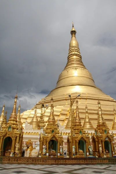 Dark cloud and Shwe Dagon pagoda — Stock Photo, Image