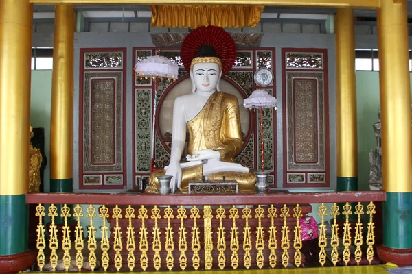 Белый Будда — стоковое фото