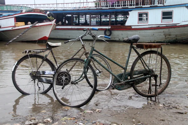 Cyklar och båtar — Stockfoto