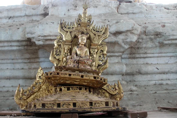 Золотим Буддою дерев'яні — стокове фото