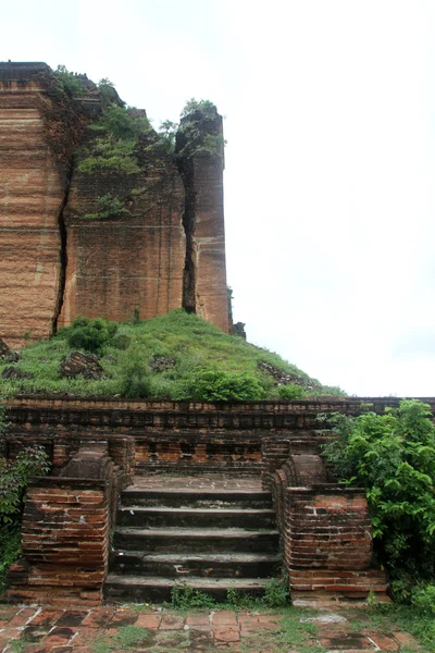오래 된 벽돌 stupa — 스톡 사진