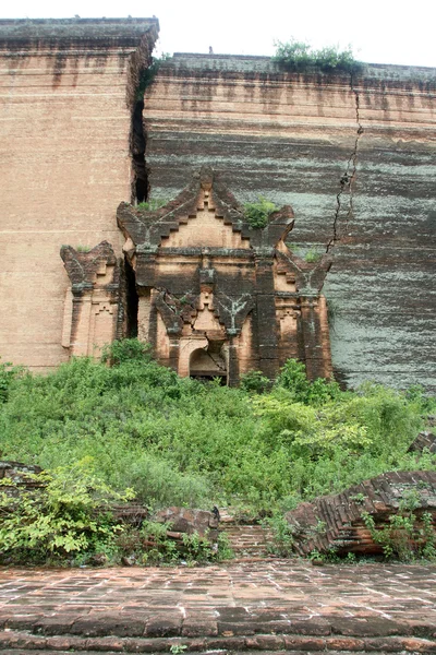 Eski tuğla stupa — Stok fotoğraf