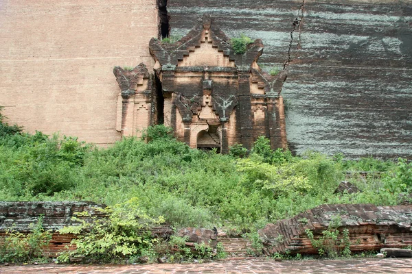 Estupa de tijolo velho — Fotografia de Stock