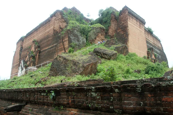 Touristes et stupa en brique — Photo