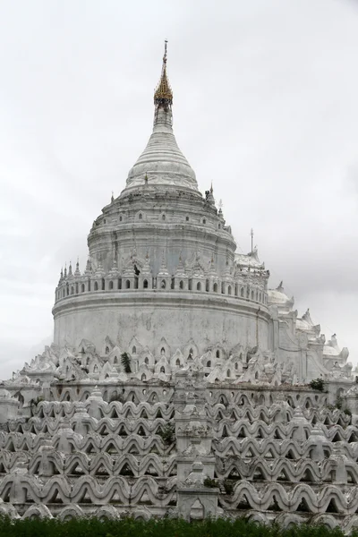Mingun にある白い仏塔 — ストック写真