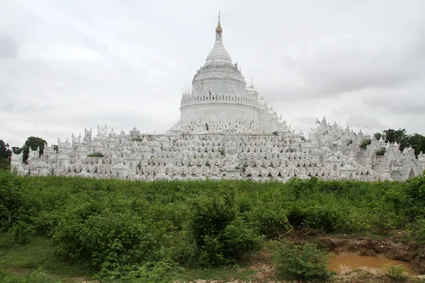 Mingun にある白い仏塔 — ストック写真