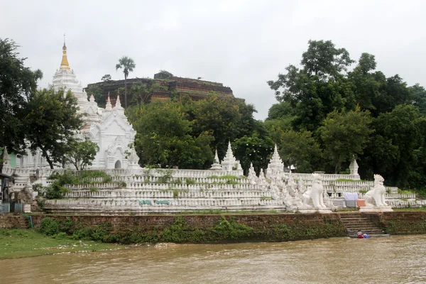 Tempio bianco e stupa di mattoni — Foto Stock