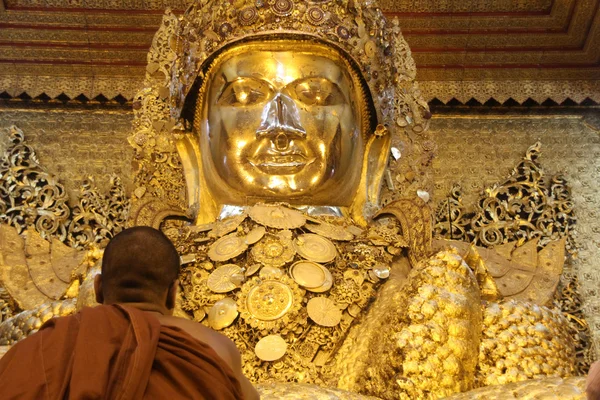 Munk og Mahamuni Buddha - Stock-foto