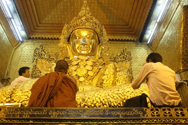 Muži a mahamuni buddha — Stock fotografie