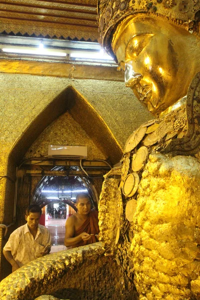 Uomini e Mahamuni Buddha — Foto Stock