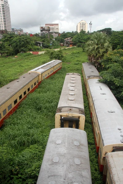 Tåg i yangon — Stockfoto