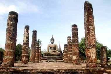 Buddha ve sütunlar