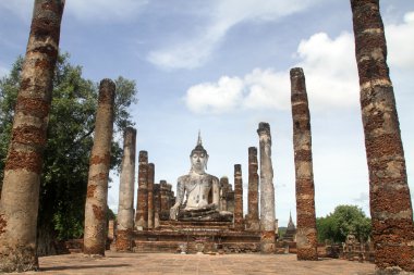 Buddha ve sütunlar