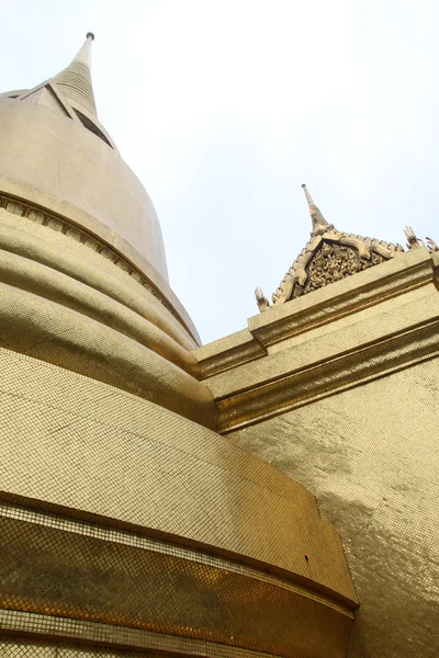 Altın stupa — Stok fotoğraf