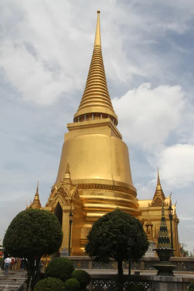 Golden stupa in Grand palace — Stock Photo, Image
