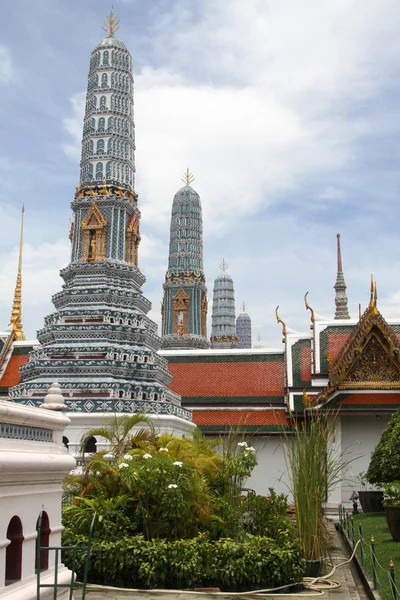 Stupas and temple — Stock Photo, Image