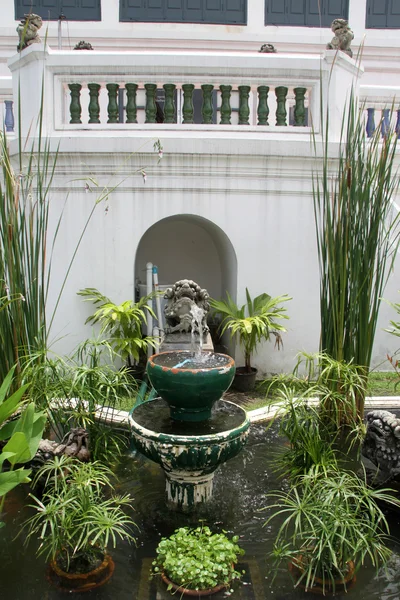 Fontanna w grand palace — Zdjęcie stockowe